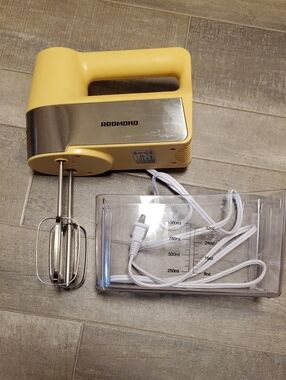 Vintage REDMOND Electric Hand Mixer with Storage EUC